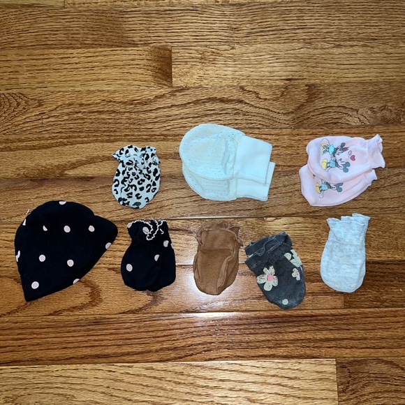 Baby Girl Mittens - Picture 1 of 4